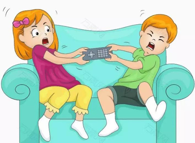 过年在家看电视，和弟弟抢？仄